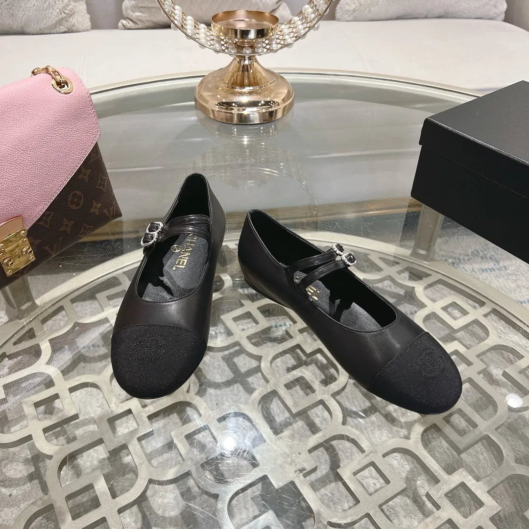 👟👟Ex-factory price 520👟👟 𝐂𝐇𝐀𝐍𝐄𝐋 | Xiaoxiang 2025 Mary Jane single shoe Macaron series ❤️ 2025 spring and summer new product Xiaoxiang Mary Jane single shoe series is new〰 🍬 A must-have in the fashion circle, the combination will interpret the meticulous, minimalist and classic elements that will never fade away 💋Show unique dressing style and it’s too beautiful to say anything. A must-have for summer... Upper: Sheepskin Lining: Sheepskin Outsole: Genuine leather sole Shoe size: 35-41 (40, 41 customization is non-refundable) Heel height: 1.5cm/6cm